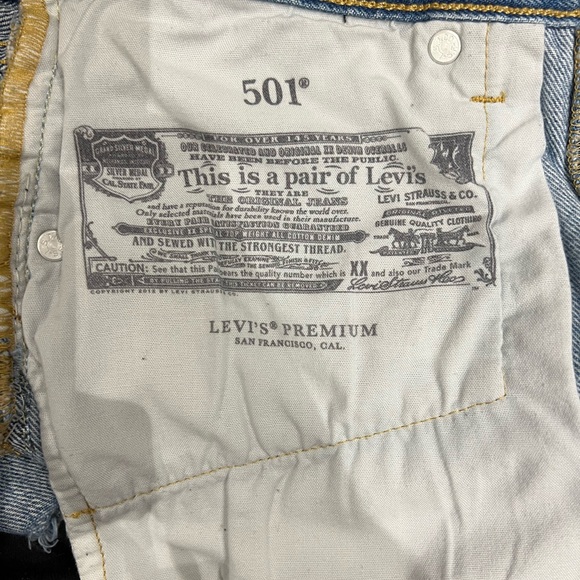 Levi’s 501 Jean Shorts - Picture 4 of 4